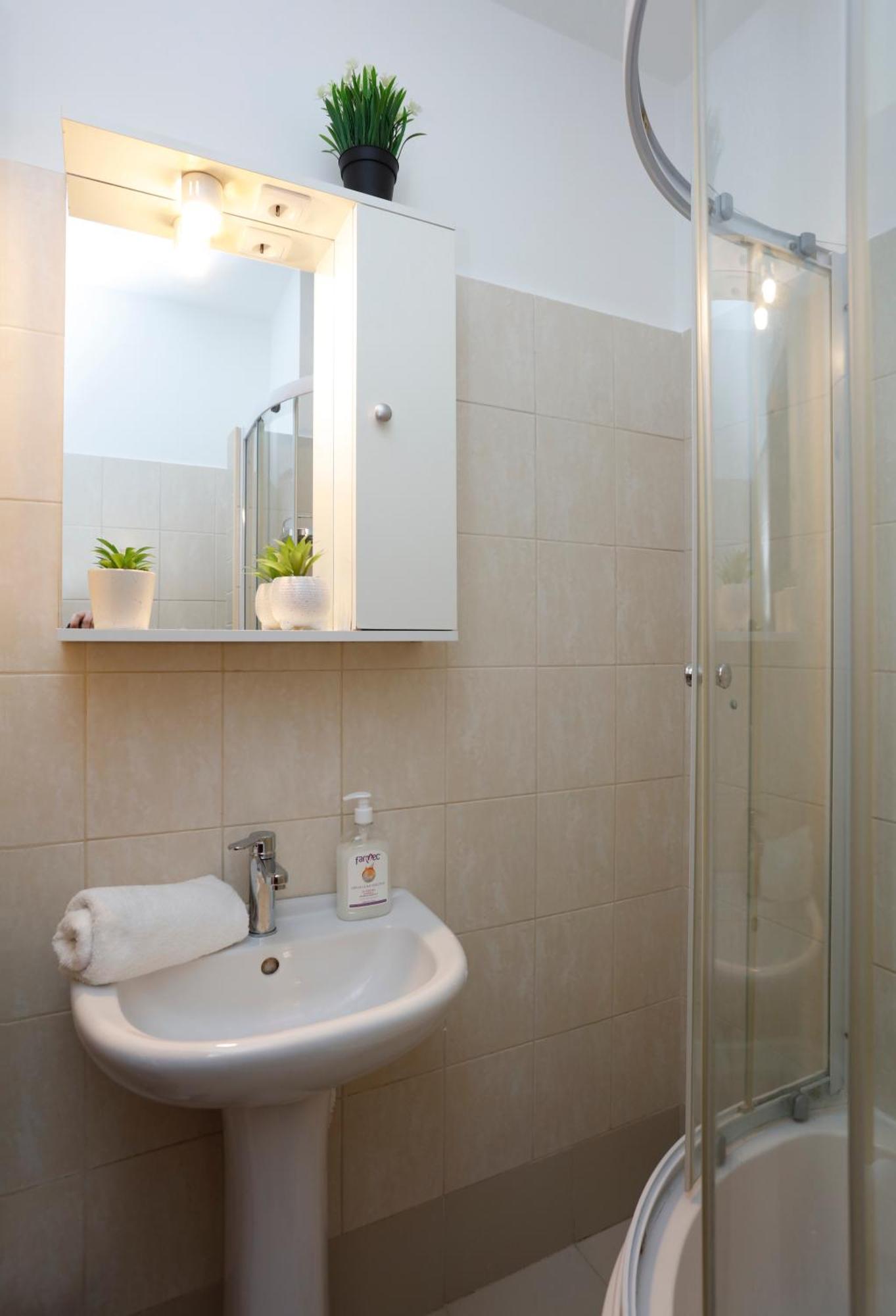 Enchanting Retreat - Historic Old Town - Pet-Friendly Haven - Steps From Unirii بوخارست المظهر الخارجي الصورة