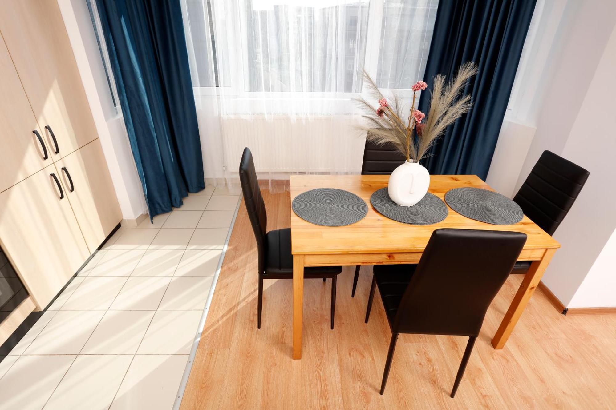 Enchanting Retreat - Historic Old Town - Pet-Friendly Haven - Steps From Unirii بوخارست المظهر الخارجي الصورة