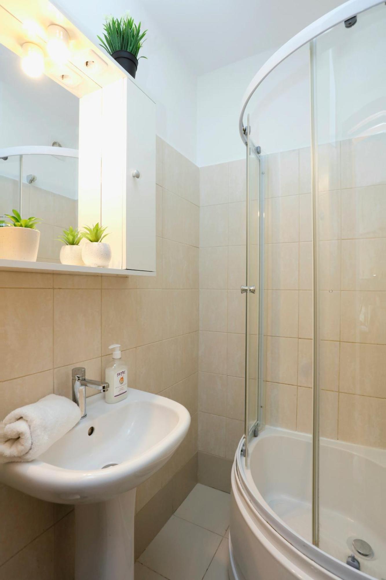 Enchanting Retreat - Historic Old Town - Pet-Friendly Haven - Steps From Unirii بوخارست المظهر الخارجي الصورة